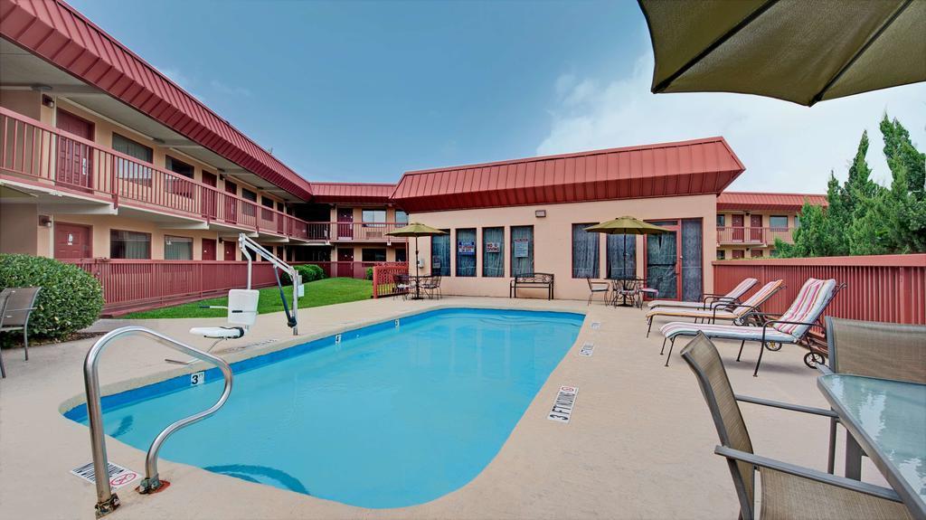 Super 8 Dallas Love Field Market Center Exterior photo
