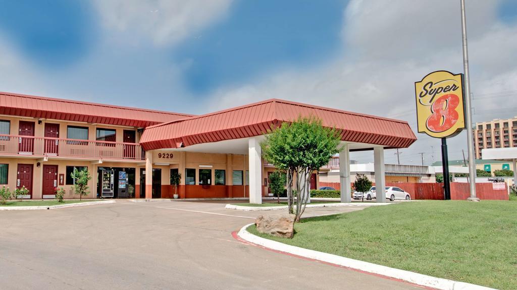 Super 8 Dallas Love Field Market Center Exterior photo