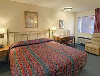 Super 8 Dallas Love Field Market Center Room photo